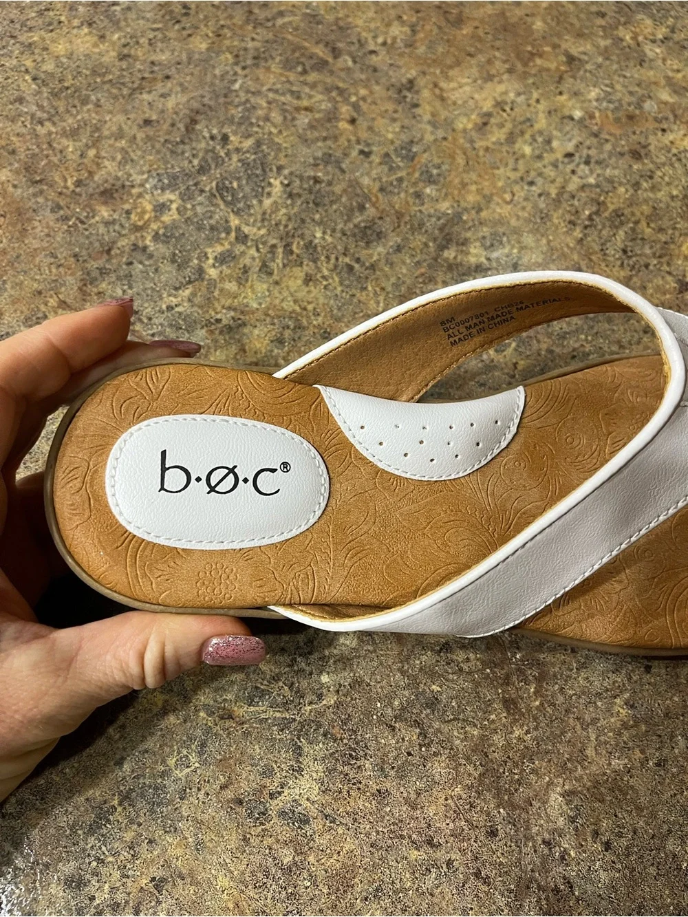 NWOT b.o.c. by Børn Women’s 8M White Comfort Thong Sandals Vacation coastal